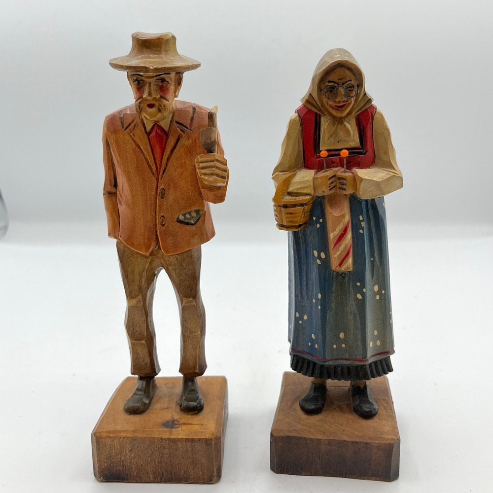 Vtg Hand Carved Wood Folk Art Peasant Couple Figurines Man Pipe Woman Knit READ‎